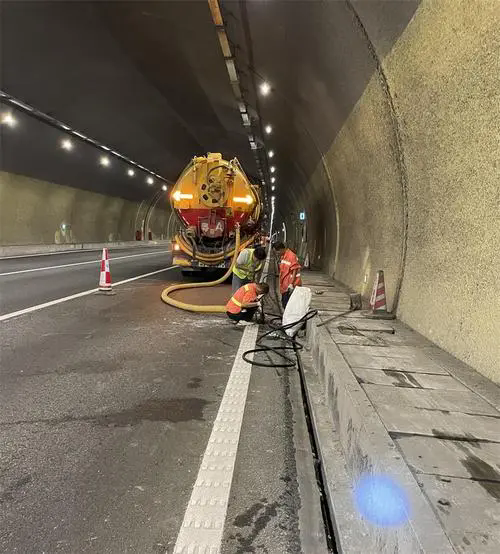 万年隧道排水渠清淤